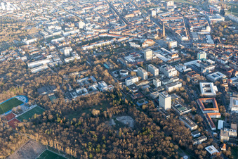 Vue aérienne de Campus Sud du KIT à le quartier Innenstadt-Ost in Karlsruhe dans le département Bade-Wurtemberg, Allemagne