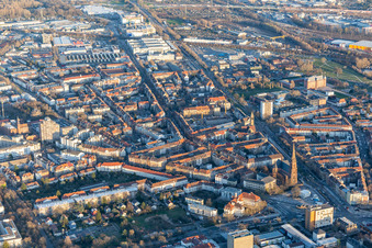 Vue aérienne de Karl-Wilhelmstraße et Durlacher Allee et l'église Saint-Bernard à le quartier Oststadt in Karlsruhe dans le département Bade-Wurtemberg, Allemagne