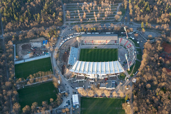 Vue aérienne de Chantier de reconstruction du terrain de sport du stade KSC « Wildparkstadion » à le quartier Innenstadt-Ost in Karlsruhe dans le département Bade-Wurtemberg, Allemagne