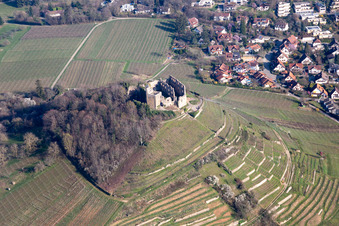 Vue aérienne de Ruines du château de Staufen à Staufen im Breisgau dans le département Bade-Wurtemberg, Allemagne