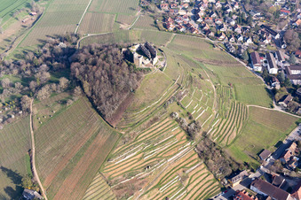 Vue aérienne de Ruines du château de Staufen à Staufen im Breisgau dans le département Bade-Wurtemberg, Allemagne