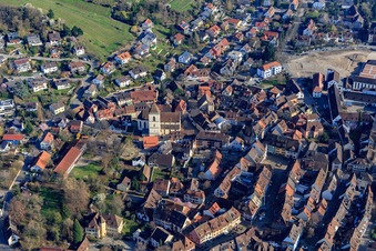 Vue aérienne de Centre-ville historique avec l'église Saint-Martin à Staufen im Breisgau dans le département Bade-Wurtemberg, Allemagne