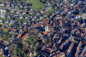 Vue aérienne de Centre-ville historique avec l'église Saint-Martin à Staufen im Breisgau dans le département Bade-Wurtemberg, Allemagne