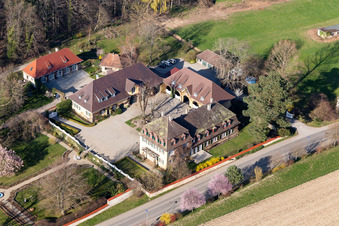 Vue aérienne de Magasin de meubles - Marché du meuble Bo-Gart Salon du style maison de campagne et de la culture du jardin à Bollschweil dans le département Bade-Wurtemberg, Allemagne