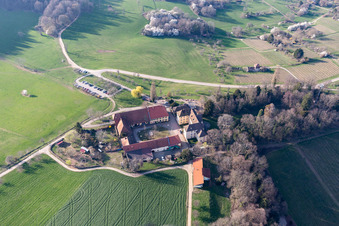Vue aérienne de Château des Jésuites avec la Fondation Winery Fribourg à Merzhausen dans le département Bade-Wurtemberg, Allemagne