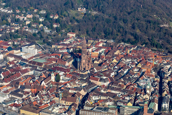 Vue aérienne de Bâtiment de l'église du Münster " Freiburger Münster " sur la Münsterplatz au centre à le quartier Altstadt in Freiburg im Breisgau dans le département Bade-Wurtemberg, Allemagne