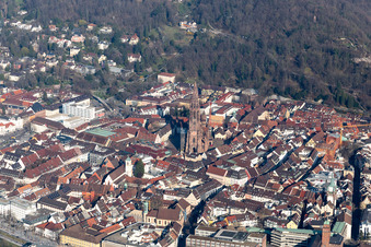 Vue aérienne de Muenster à le quartier Altstadt in Freiburg im Breisgau dans le département Bade-Wurtemberg, Allemagne