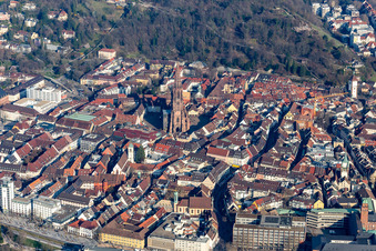 Vue aérienne de Quartier de la vieille ville et centre-ville à le quartier Altstadt in Freiburg im Breisgau dans le département Bade-Wurtemberg, Allemagne