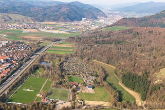 Vue aérienne de Paysage de vallée de l'Elztal entouré de montagnes à Denzlingen dans le département Bade-Wurtemberg, Allemagne