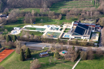 Vue aérienne de Piscine de la piscine sportive et familiale MACH´ BLAU Denzlingen à Denzlingen dans le département Bade-Wurtemberg, Allemagne