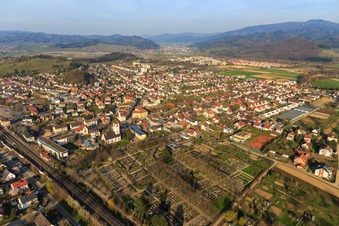 Vue aérienne de Cimetière Denzlingen, Église Saint-Georges à Denzlingen dans le département Bade-Wurtemberg, Allemagne