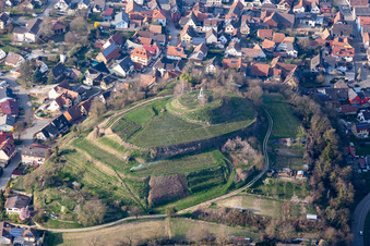 Vue aérienne de Monument sur la colline de l'ancien château à le quartier Nimburg in Teningen dans le département Bade-Wurtemberg, Allemagne