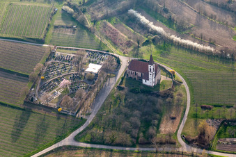 Vue aérienne de Église de montagne et cimetière de montagne Nimburg à Teningen à le quartier Nimburg in Teningen dans le département Bade-Wurtemberg, Allemagne