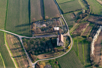 Vue aérienne de Église de montagne et cimetière de montagne Nimburg à Teningen à le quartier Nimburg in Teningen dans le département Bade-Wurtemberg, Allemagne