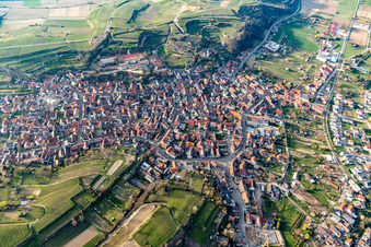 Vue aérienne de Vue des rues et des maisons dans les quartiers résidentiels à Bahlingen am Kaiserstuhl dans le département Bade-Wurtemberg, Allemagne