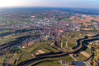 Vue aérienne de Zones résidentielles de banlieue et de périphérie à Endingen am Kaiserstuhl dans le département Bade-Wurtemberg, Allemagne