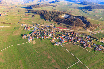 Vue aérienne de Village viticole sur le Kaiserstuhl, au nord-ouest à le quartier Oberrotweil in Vogtsburg im Kaiserstuhl dans le département Bade-Wurtemberg, Allemagne