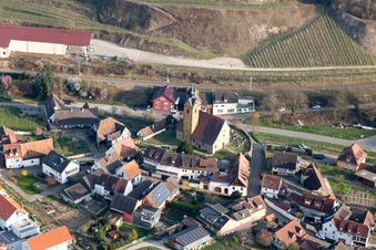 Vue aérienne de Saint Michel à le quartier Oberrotweil in Vogtsburg im Kaiserstuhl dans le département Bade-Wurtemberg, Allemagne