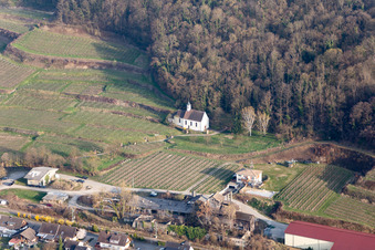 Vue aérienne de Saint Pantaléon à le quartier Oberrotweil in Vogtsburg im Kaiserstuhl dans le département Bade-Wurtemberg, Allemagne