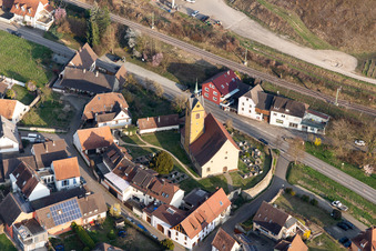 Vue aérienne de Église Saint-Michel dans le district de Niederrotweil à le quartier Oberrotweil in Vogtsburg im Kaiserstuhl dans le département Bade-Wurtemberg, Allemagne
