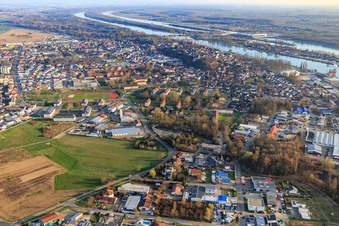Vue aérienne de Burkheimer Landstr à Breisach am Rhein dans le département Bade-Wurtemberg, Allemagne