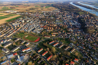Vue aérienne de Isenbergstraße et Franzosen-Sportplatz à Breisach am Rhein dans le département Bade-Wurtemberg, Allemagne