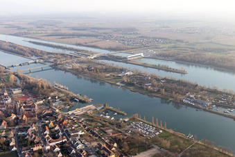 Vue aérienne de Port, île du Rhin à Breisach am Rhein dans le département Bade-Wurtemberg, Allemagne