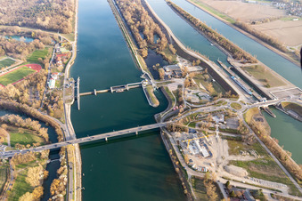 Vue aérienne de Barrage dans le Vieux Rhin à Breisach am Rhein, en contrebas, déjà côté français, deux écluses du canal latéral au Rhin à Breisach am Rhein dans le département Bade-Wurtemberg, Allemagne