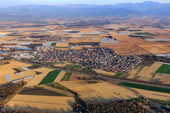 Vue aérienne de Vue de la ville depuis le nord-ouest, au-delà de l'autoroute A5. à Hartheim am Rhein dans le département Bade-Wurtemberg, Allemagne