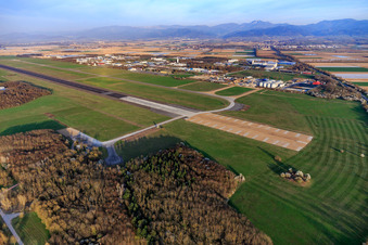 Vue aérienne de Aérodrome spécial de Bremgarten (EDTG), approche transversale vers 05 à Eschbach dans le département Bade-Wurtemberg, Allemagne