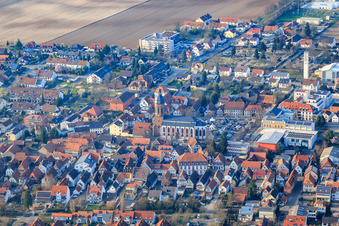 Vue aérienne de L'église Saint-Georges, l'école primaire Ludwig Riedinger et l'hôtel de ville à Kandel dans le département Rhénanie-Palatinat, Allemagne