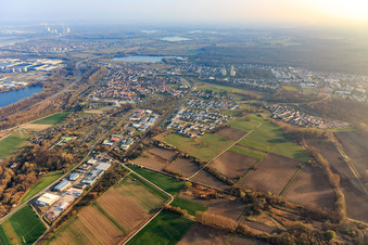 Vue aérienne de Parc industriel In den Niederwiesen sur la voie ferrée à Wörth am Rhein dans le département Rhénanie-Palatinat, Allemagne
