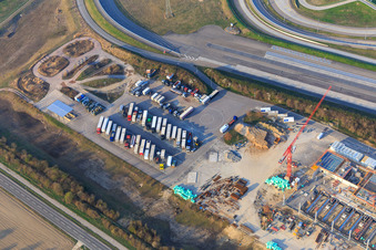Vue aérienne de Chantier de construction des nouveaux halls de la zone de production électrique Daimler Truck à Wörth am Rhein dans le département Rhénanie-Palatinat, Allemagne