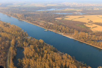 Vue aérienne de Le Rhin en ferry jusqu'à Leimersheim à le quartier Leopoldshafen in Eggenstein-Leopoldshafen dans le département Bade-Wurtemberg, Allemagne