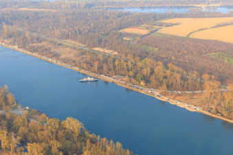 Vue aérienne de Le Rhin en ferry jusqu'à Leimersheim à le quartier Leopoldshafen in Eggenstein-Leopoldshafen dans le département Bade-Wurtemberg, Allemagne