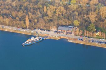 Le Rhin en ferry jusqu'à Leimersheim à le quartier Leopoldshafen in Eggenstein-Leopoldshafen dans le département Bade-Wurtemberg, Allemagne d'en haut
