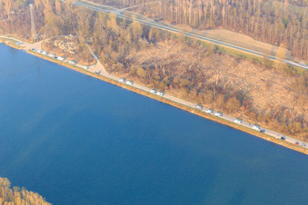 Vue aérienne de Camping-cars sur les rives du Rhin à le quartier Leopoldshafen in Eggenstein-Leopoldshafen dans le département Bade-Wurtemberg, Allemagne