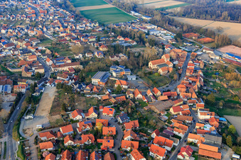 Vue aérienne de Au Hausberg et au gymnase et à la salle des fêtes Hördt à Hördt dans le département Rhénanie-Palatinat, Allemagne
