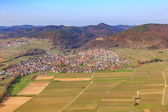 Vue aérienne de Vue du village viticole depuis l'est à Klingenmünster dans le département Rhénanie-Palatinat, Allemagne