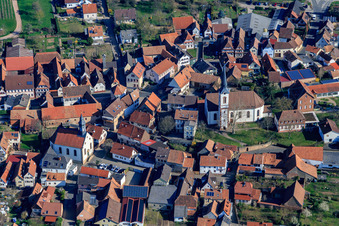Vue aérienne de Église et jardin Laurentius à Göcklingen dans le département Rhénanie-Palatinat, Allemagne