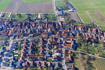Vue aérienne de Haynaer Straße et Kandeler Straße à Erlenbach bei Kandel dans le département Rhénanie-Palatinat, Allemagne