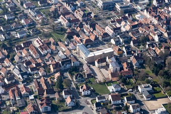 Vue aérienne de Bâtiment résidentiel et commercial dans le monument historique de l'ancienne imprimerie de Juist à Kandel dans le département Rhénanie-Palatinat, Allemagne