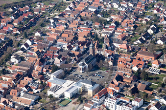 Vue aérienne de Place du marché de l'hôtel de ville à Kandel dans le département Rhénanie-Palatinat, Allemagne