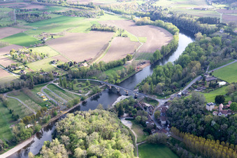 Vue aérienne de Pont de la Dordogne à Vitrac dans le département Dordogne, France