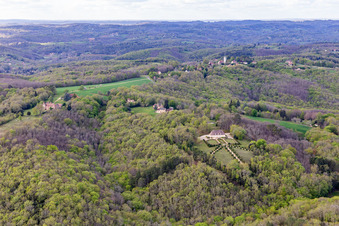 Vue aérienne de Château dans le Périgord Noir à Vitrac dans le département Dordogne, France