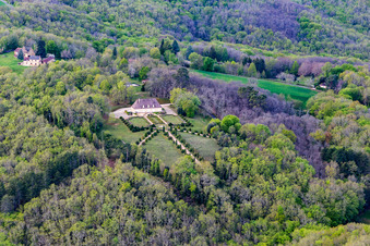 Vue aérienne de Château dans le Périgord Noir à Vitrac dans le département Dordogne, France