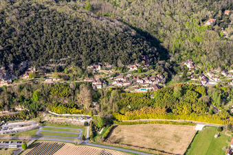 Vue oblique de La Roque-Gageac dans le département Dordogne, France