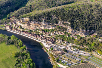 Vue aérienne de Les rives de la Dordogne avec le Château de la Malartrie à La Roque-Gageac dans le département Dordogne, France