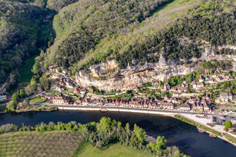 La Roque-Gageac dans le département Dordogne, France vue d'en haut