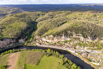 La Roque-Gageac dans le département Dordogne, France depuis l'avion